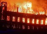 Adolescente é preso por incêndio criminoso depois que um incêndio atingiu um prédio histórico listado como Grade II, enquanto fotos aéreas mostram o telhado e seis andares destruídos