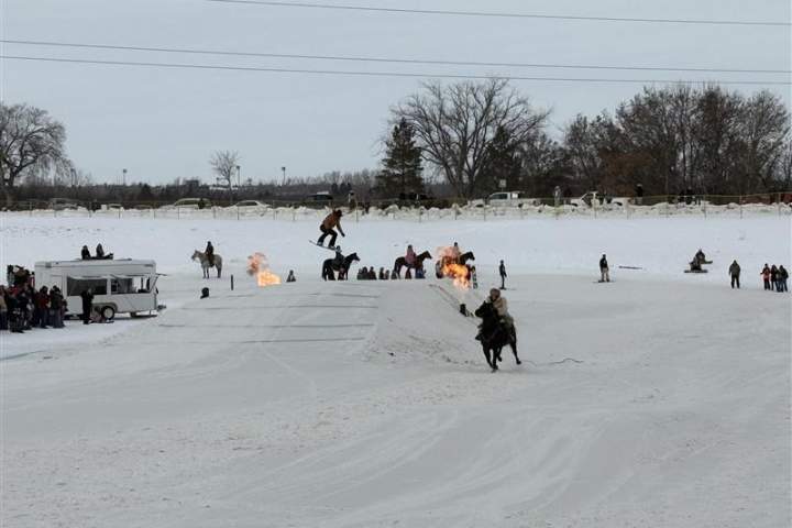 Fotos: Centenas de pessoas se reúnem em Optimist Hill para o segundo Skijor YXE anual