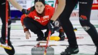 Einarson do Canadá nas semifinais mundiais de curling