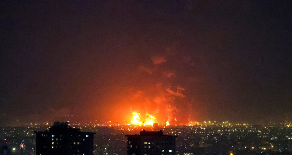 Fumaça negra mergulha Teerã na escuridão após ataques israelenses a depósitos de petróleo