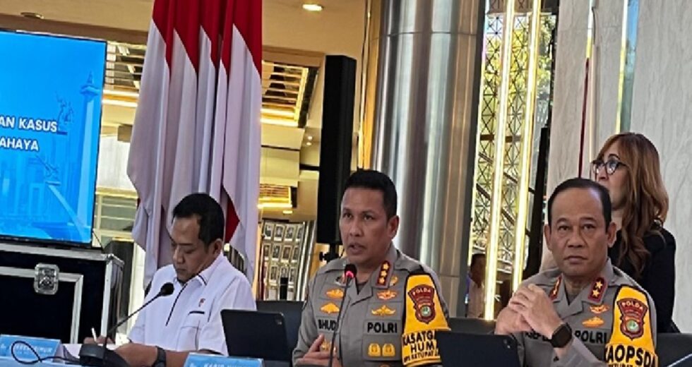 A polícia afirma que há mais de quatro pessoas que borrifaram figuras do KontraS com ácido