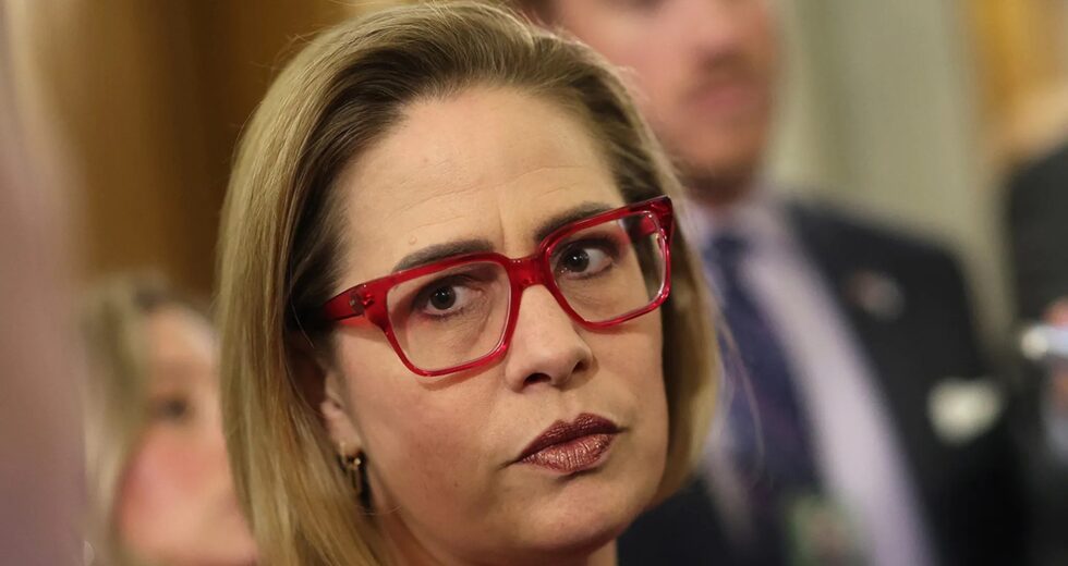 Ex de Kyrsten Sinema BF o acusa de abuso de narcóticos e psicodélicos na guerra de custódia