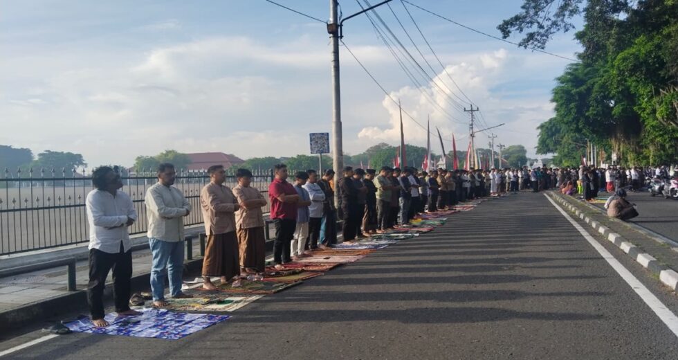 Congregação de Oração Id na Grande Mesquita Meluber ao redor da Praça