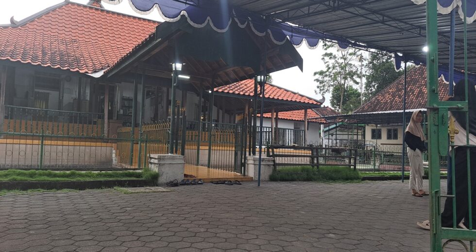A Noite Takbir em Plosokuning é centrada na Mesquita Pathok Negoro