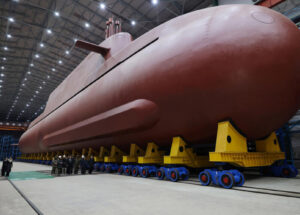 Kim Jong Un inspeciona novo destróier e promete expansão nuclear naval