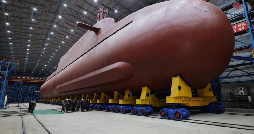 Kim Jong Un inspeciona novo destróier e promete expansão nuclear naval