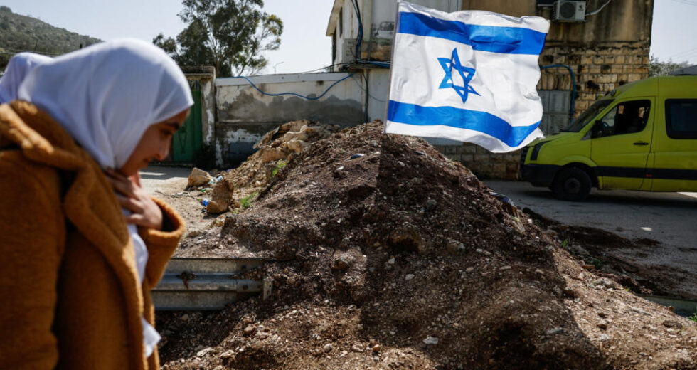 A violência dos colonos na Cisjordânia aumenta enquanto ataques israelenses em Gaza matam 4 palestinos