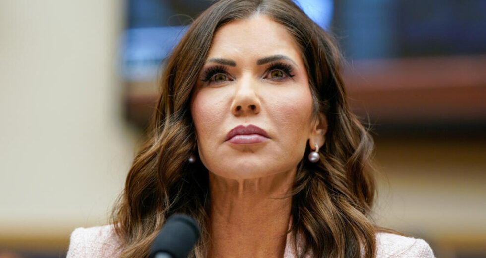 Trump demite a polêmica secretária de Segurança Interna, Kristi Noem