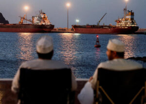 EUA atacam navios iranianos que colocam minas enquanto a guerra no Oriente Médio se intensifica