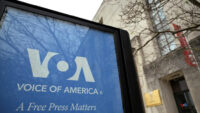 Juiz ordena que a administração Trump restaure 1.000 empregos na Voice of America e retome as transmissões