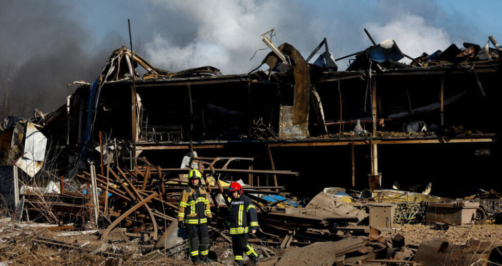 Ataques russos com mísseis e drones matam vários na região de Kyiv