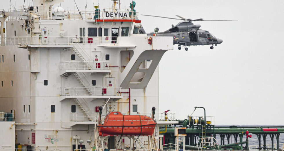 Marinha francesa apreende petroleiro que navegava da Rússia acusado de hastear bandeira falsa no Mediterrâneo
