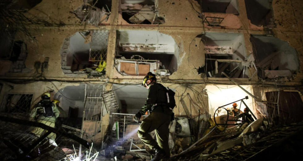 Irã ataca cidade nuclear israelense em retaliação ao ataque de Natanz em meio à escalada do conflito