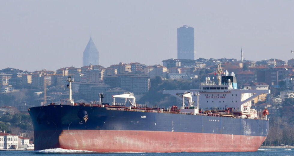 Petroleiro operado pela Turquia que transportava petróleo russo atingido por drone naval no Mar Negro