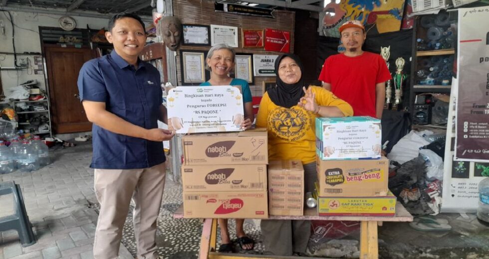 Pegadaian distribui presentes Eid para dezenas de bancos centrais de resíduos Java-DIY