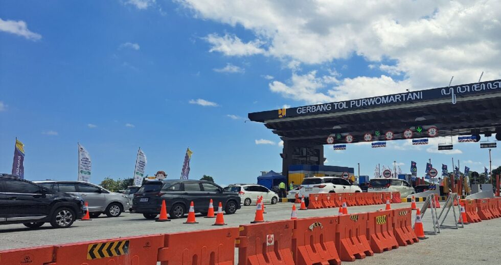 Fluxo crescente, acesso ao GT Purwomartani lotado de veículos