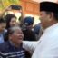Presidente Prabowo abraça residentes durante o Open House do Eid al-Fitr no palácio