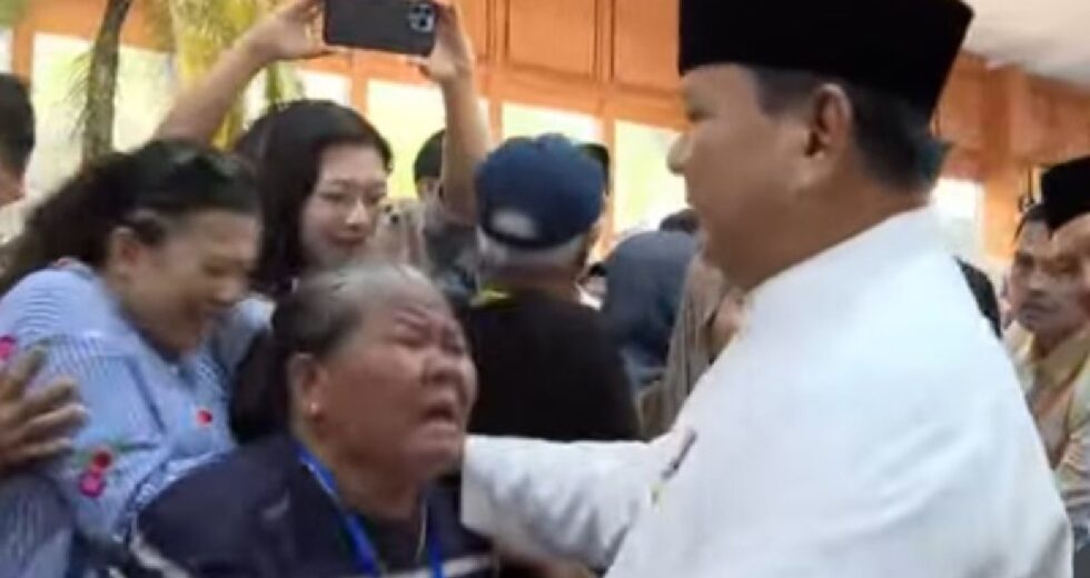Presidente Prabowo abraça residentes durante o Open House do Eid al-Fitr no palácio
