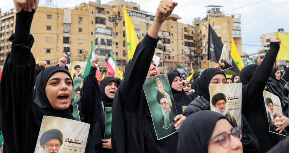 Ataques israelenses matam dezenas no Líbano enquanto o Hezbollah lança ataque após a morte de Khamenei