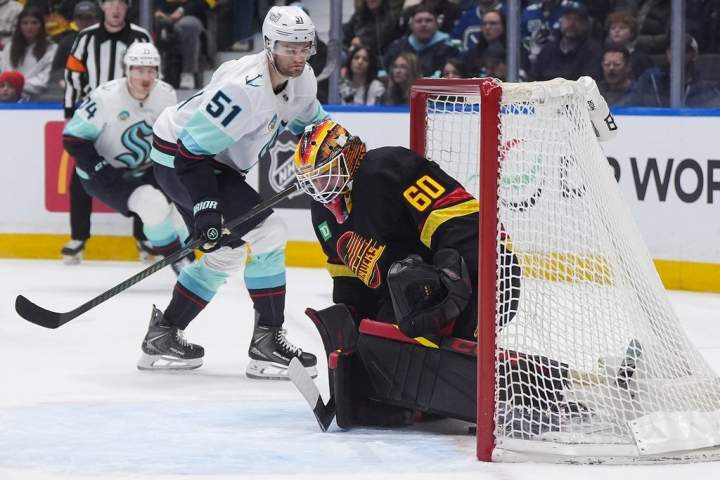 McMann marca dois, Kraken derrota Canucks por 5-2