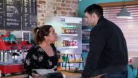 Faíscas voam enquanto Mark de EastEnders observa a química de Vicki e Zack | Sabonetes