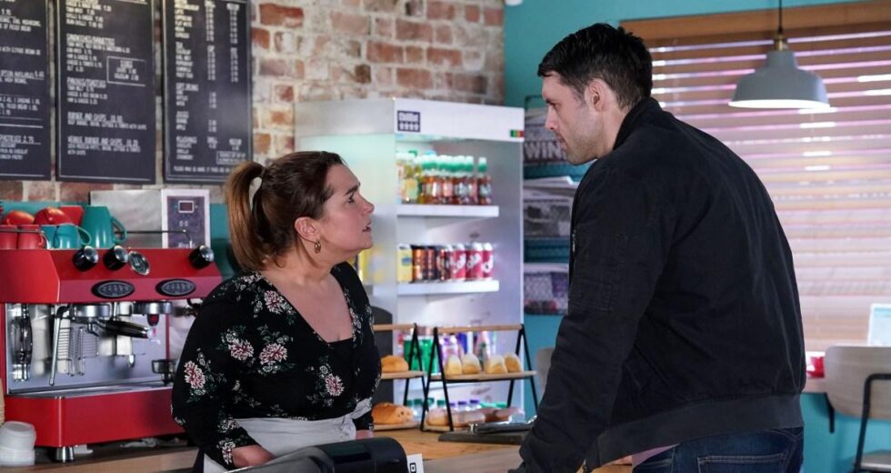 Faíscas voam enquanto Mark de EastEnders observa a química de Vicki e Zack | Sabonetes