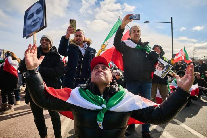 ‘No começo eu chorei’: como os canadenses iranianos estão reagindo aos ataques dos EUA no Irã