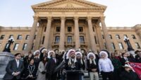 Chefes indígenas dirigem-se à legislatura de Alberta para pressionar a província a eliminar a pressão separatista