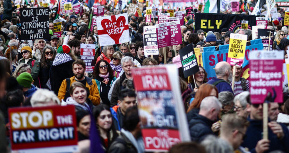 Dezenas de milhares marcham contra a extrema direita em Londres antes das eleições locais