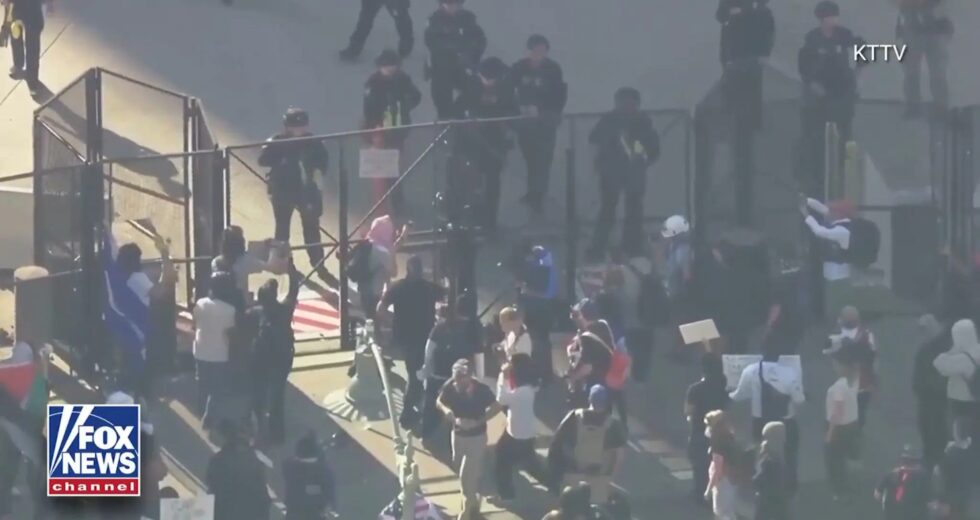 Alguns protestos contra o rei não se transformam em caos violento, mostram vídeos