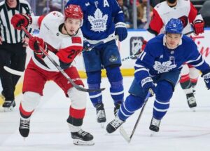 Furacões Carolina derrubam Toronto Maple Leafs em OT