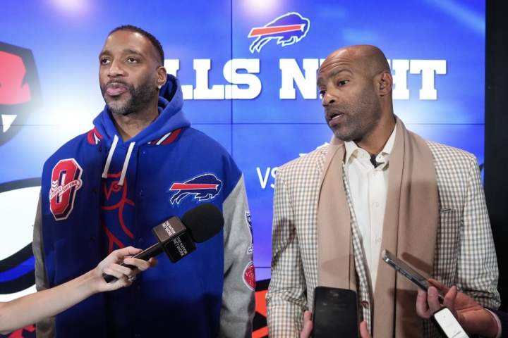 Carter e McGrady reúnem fãs de Bills e Raptors