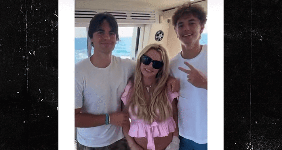 Britney Spears fica com os filhos em um iate após recente prisão por dirigir alcoolizado