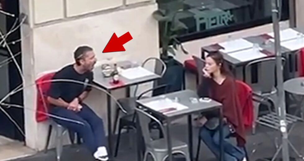 Shia LaBeouf grita com mulher sentada ao lado dele em restaurante, em vídeo