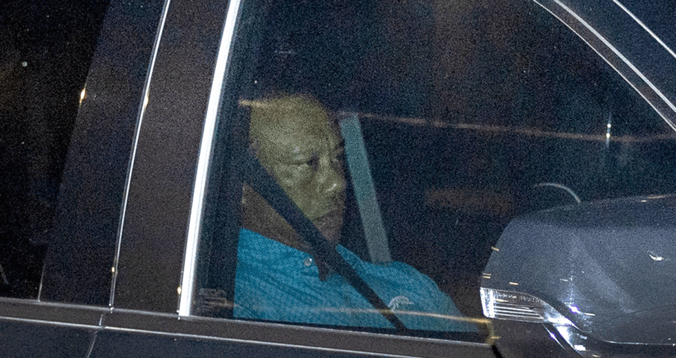 Tiger Woods parece chateado em novas fotos ao sair da prisão após prisão por DUI