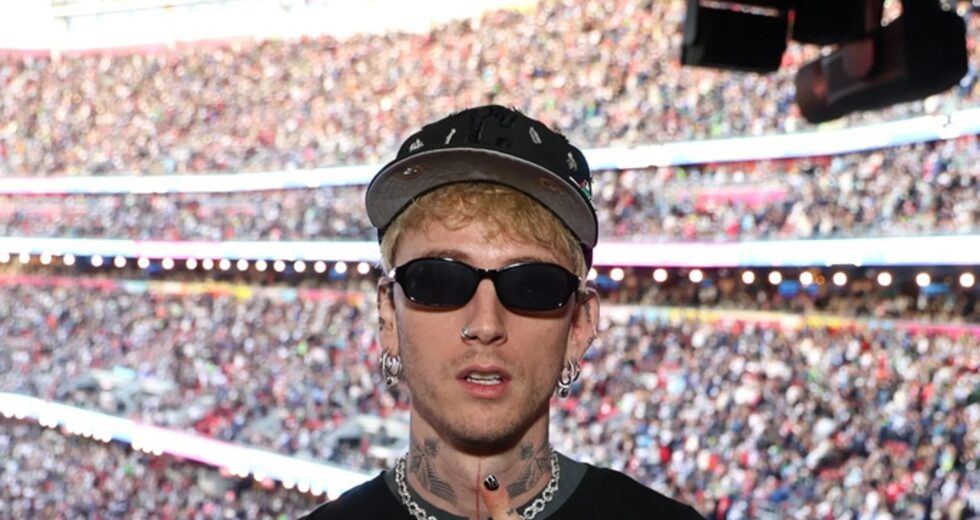 Machine Gun Kelly vê fã cair no palco durante show e programas de vídeo