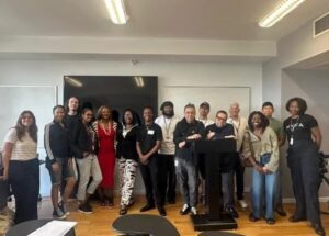 Estudantes veteranos transformam serviço em arte