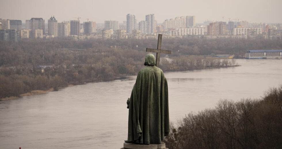 Raro ataque diurno russo abala Kyiv com explosões