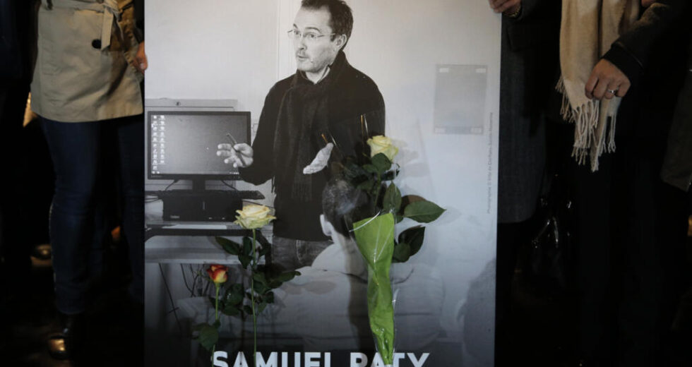 Tribunal francês reduz pena de prisão para trio envolvido no assassinato do professor Samuel Paty