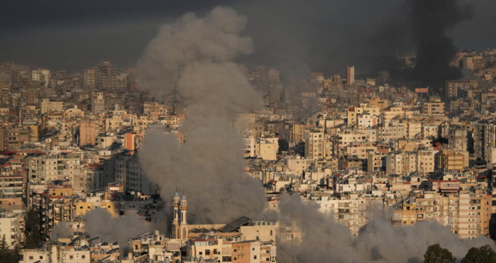 Ao vivo: Ataques mortais no Líbano, Irã reivindica ‘controle total’ do Estreito de Ormuz