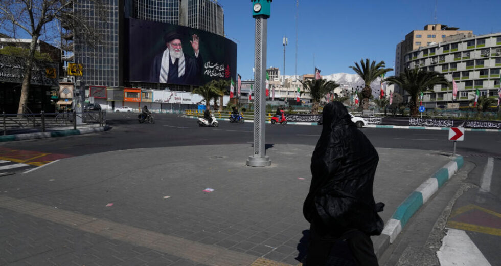 Qual é o papel do líder supremo iraniano?