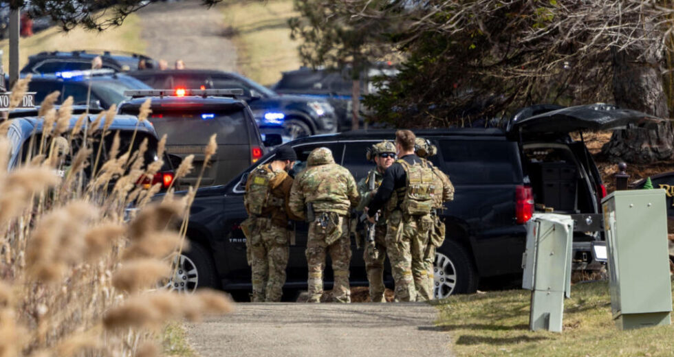 Homem morto a tiros após bater uma caminhonete na sinagoga de Michigan