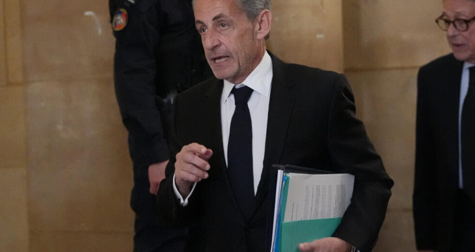 Ex-presidente francês Sarkozy mantém inocência no julgamento de recurso financiado pela Líbia