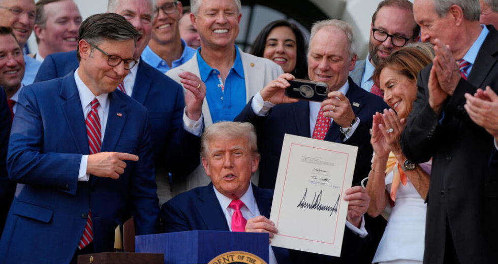 Assinatura de Trump aparecerá na moeda dos EUA como a primeira para presidente em exercício