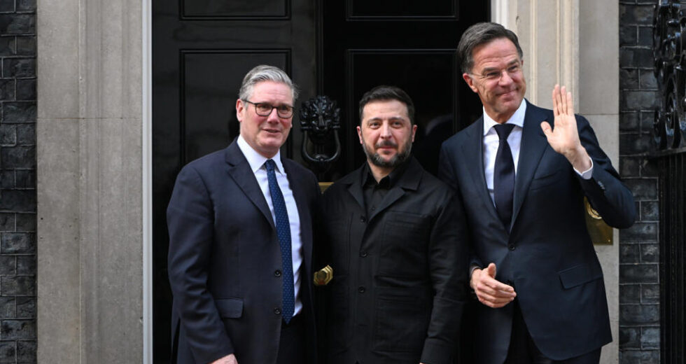 Starmer diz a Zelensky que o foco deve permanecer na Ucrânia, apesar da guerra no Irã