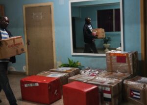 Ativistas entregam ajuda médica a Cuba atingida pela crise enquanto o bloqueio energético dos EUA continua