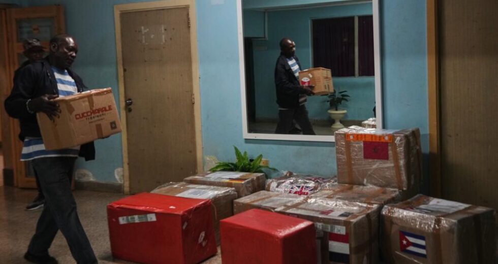 Ativistas entregam ajuda médica a Cuba atingida pela crise enquanto o bloqueio energético dos EUA continua