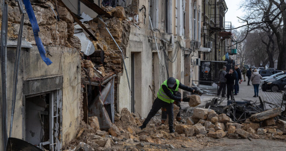 Ataques em cidades ucranianas matam três, criança morre em ataque de drone em Moscou