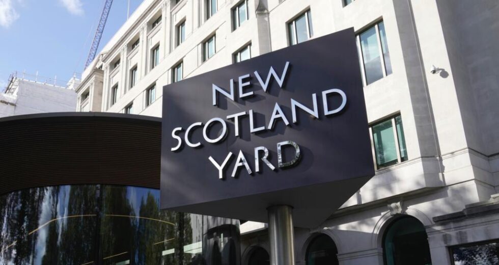 Polícia de Londres investiga ‘ataque incendiário anti-semita’ depois que ambulâncias de caridade judaicas foram incendiadas