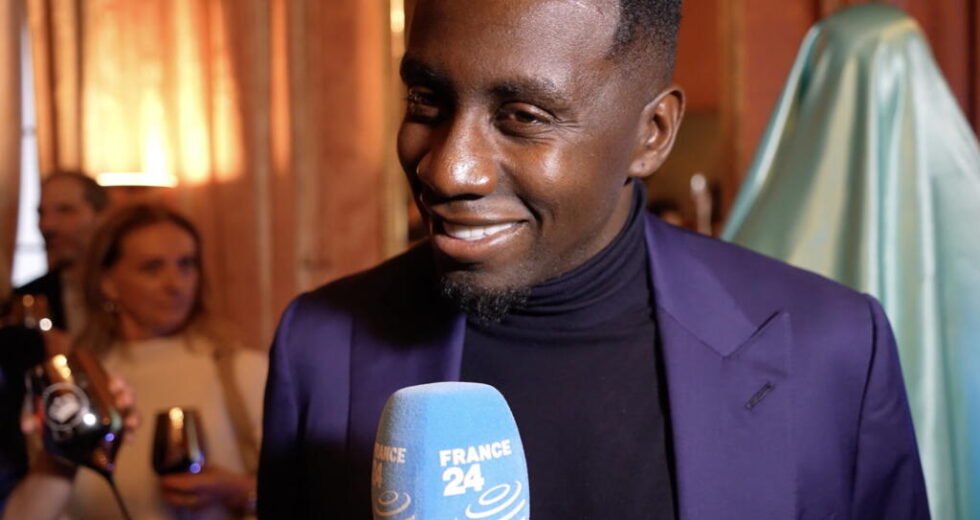 A febre do futebol chega a Nova York com o lançamento da camisa da França para a Copa do Mundo